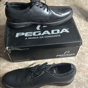 PEGADA black leather slip on oxford shoes. Elastic laces and material to slip on